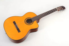 Violão clássico Takamine GC1CE para destros natural ébano brilhante